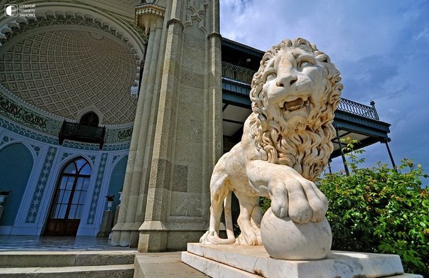 Мраморный лев у входа в Воронцовский дворец