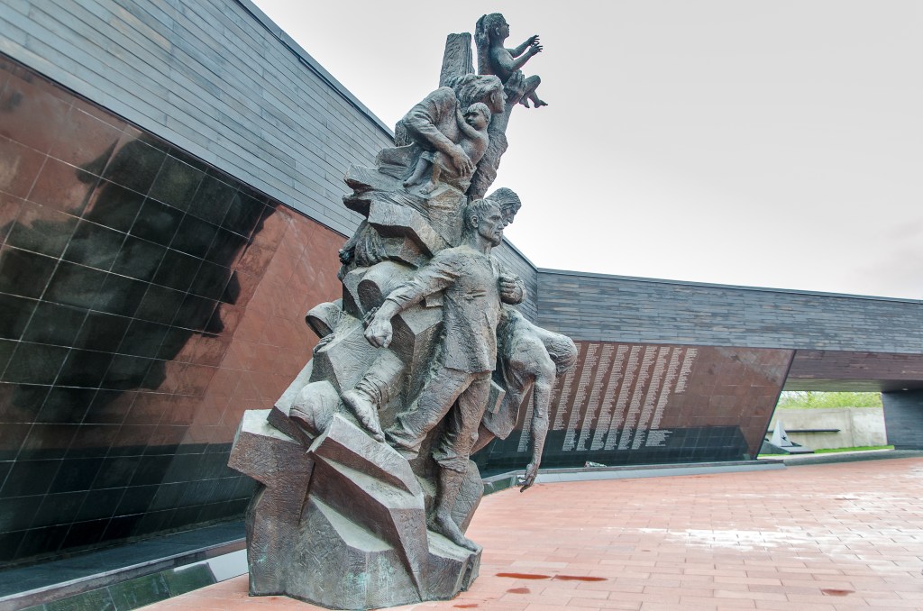 Скульптура в Мемориале "Концлагерь Красный"